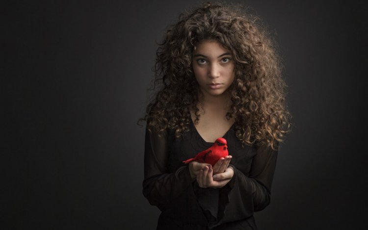 Красивая девушка с кудрями