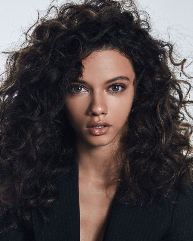 Marina Nery curly
