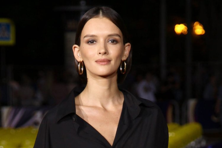 Паулина Андреева уши