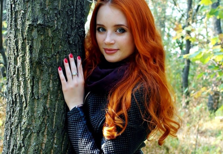 Рыжий цвет волос девушки