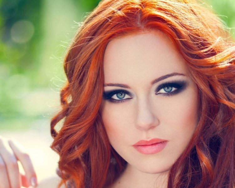 Яркий макияж для рыжеволосых