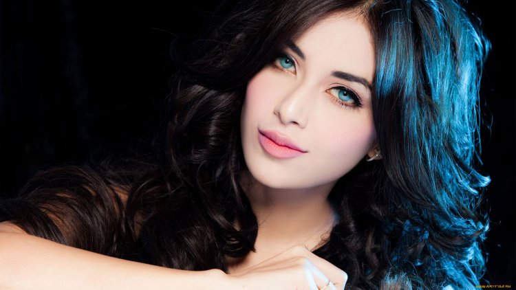 Девушка с иссиня черными волосами