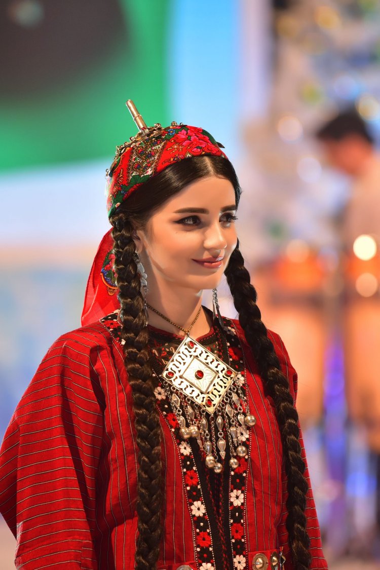 Gulalek Gulmyradowa gelinalyjy