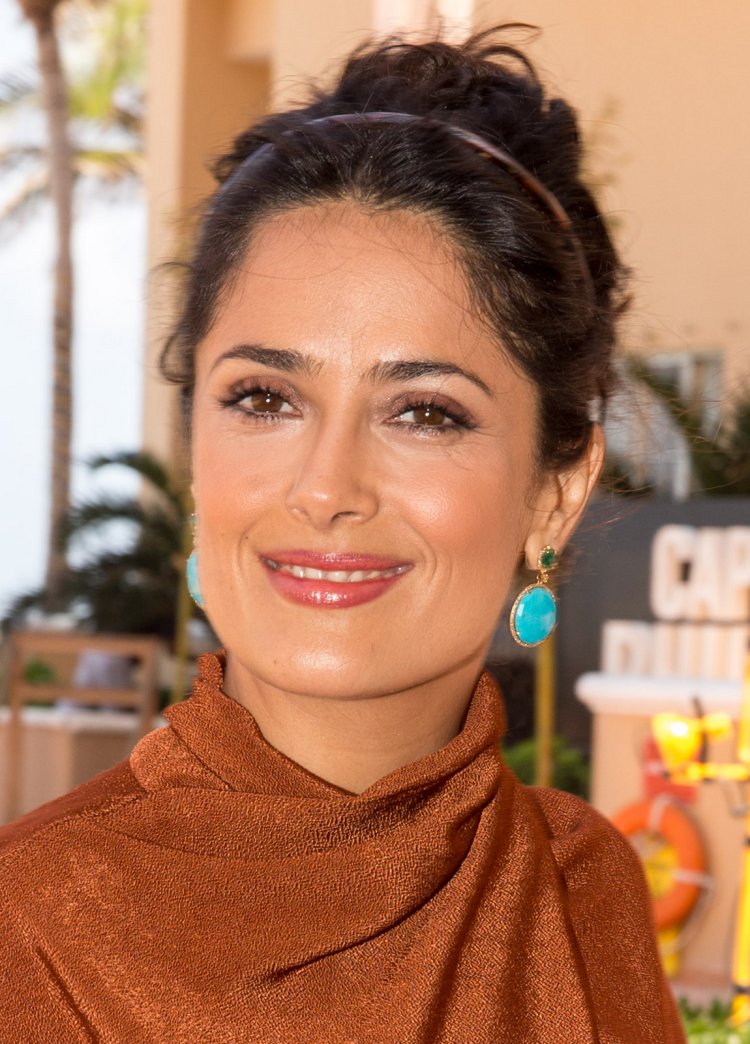 Пальма Хайек в украшениях