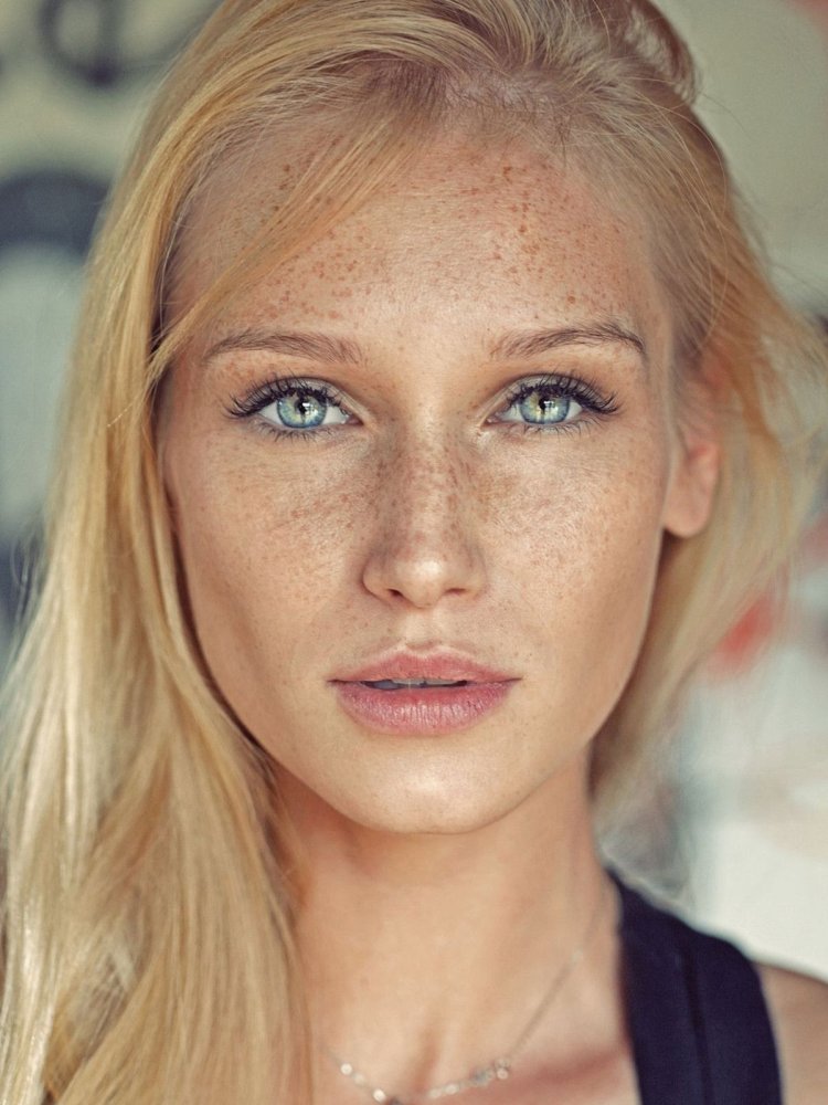 Блондин с веснушками