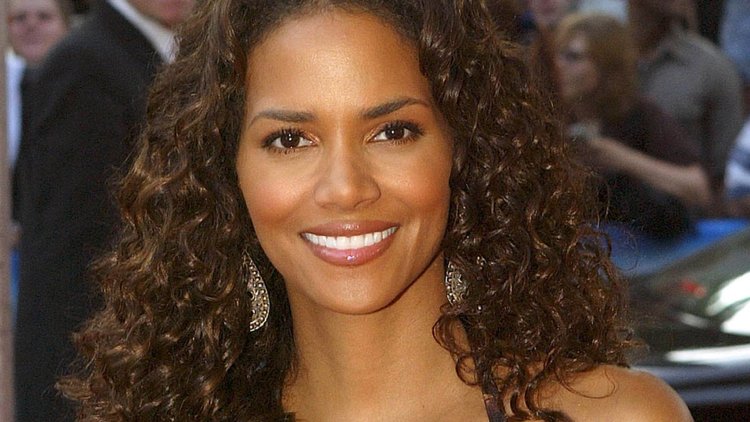 Холли Берри с длинными вьющимися