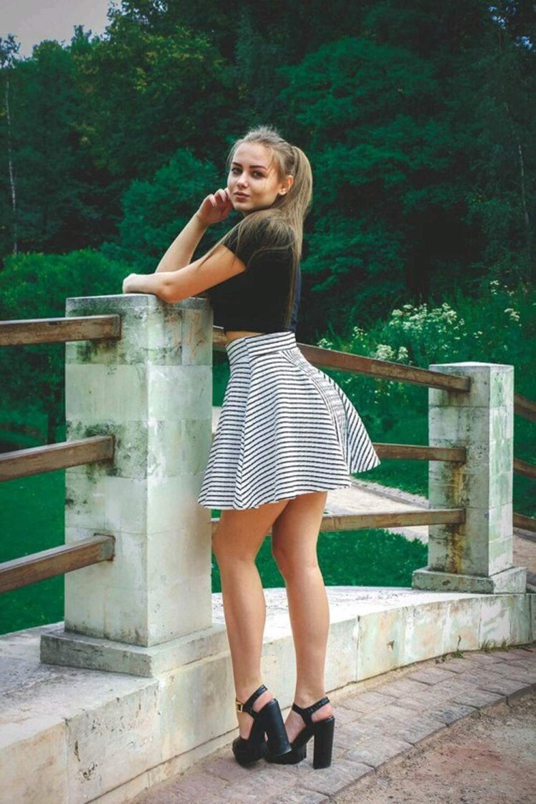 Актрисы в коротких юбках