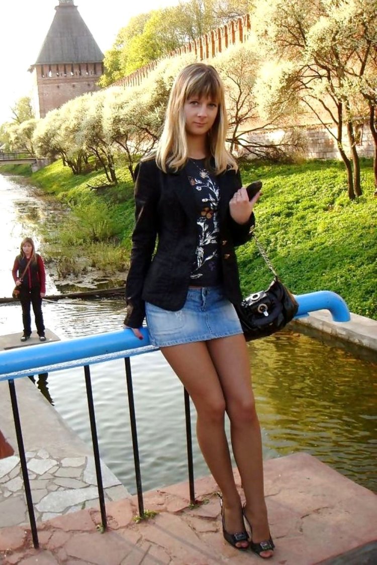 Красивые девушки на улице Любительское