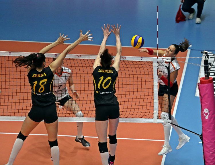 Турецкая волейболистка Гюнеш фото