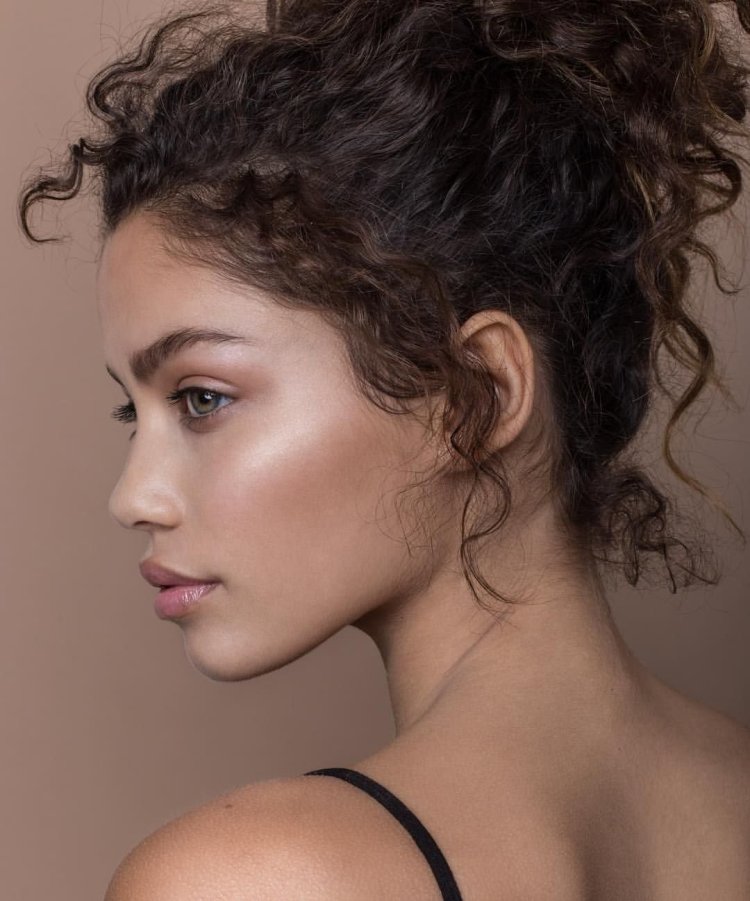 Кудрявая девушка