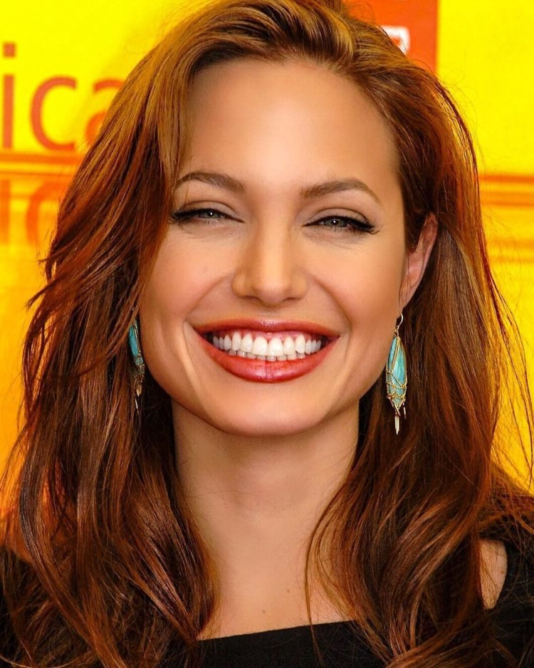 Анджелина Джоли ухмылка