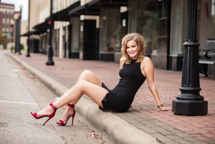 Девушки на шпильках на улице