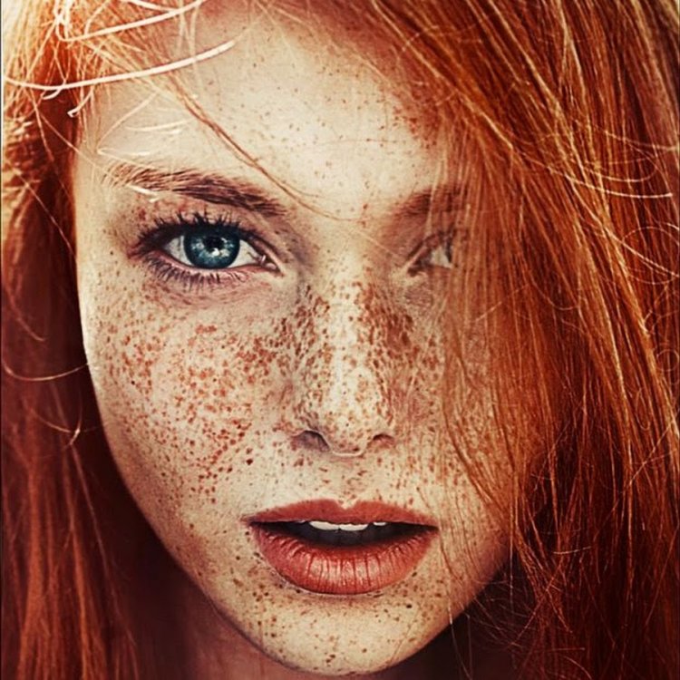 Девушка с веснушками и зелеными глазами