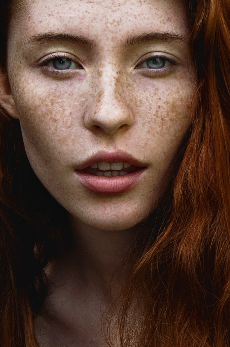 Девушка веснушки фэшн