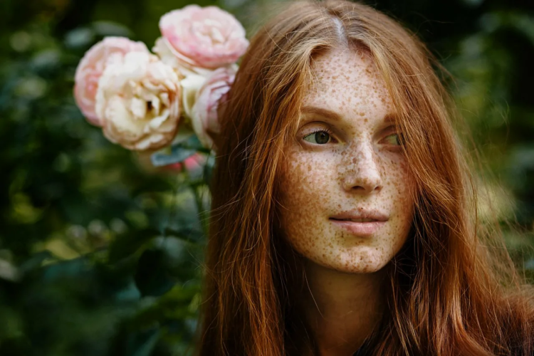 Миссис Гамильтон с веснушками