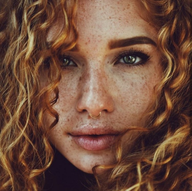 Кудрявая девушка с веснушками