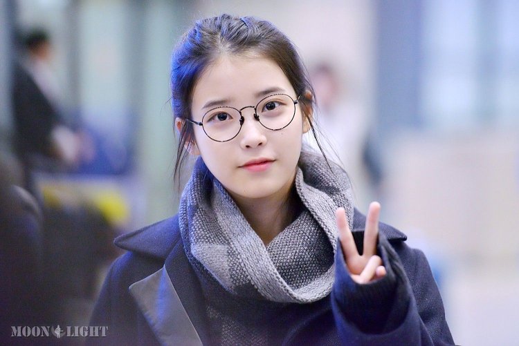 IU В очках