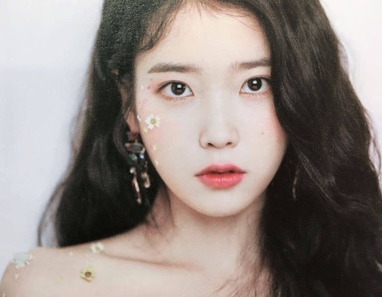 Айю с голубыми глазами