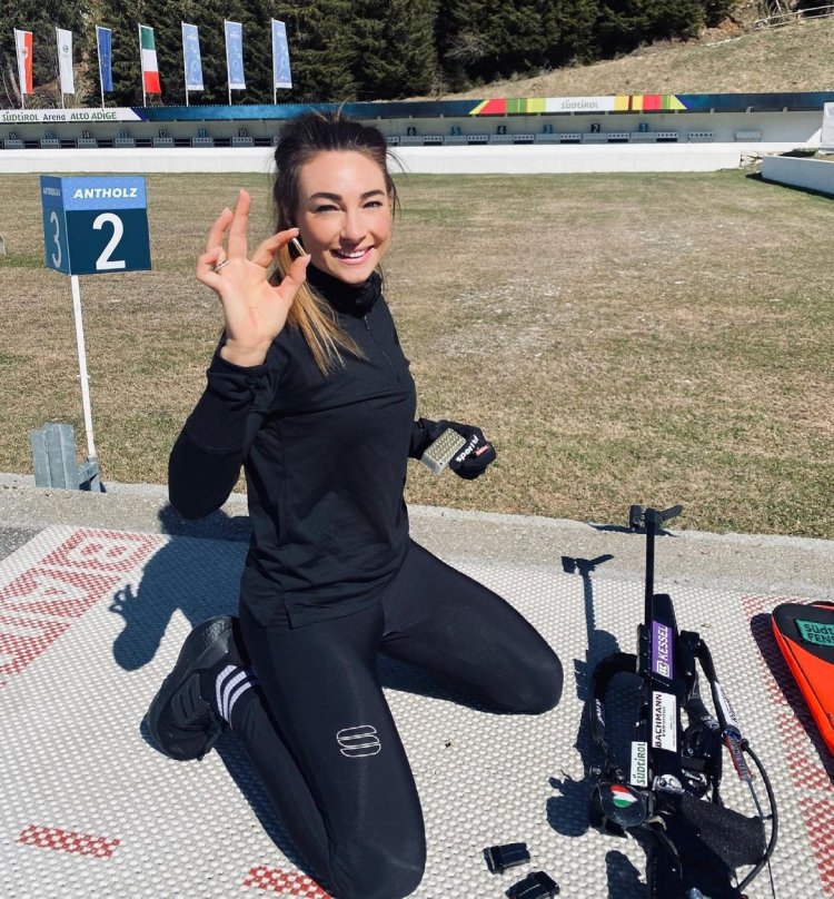 Доротея Вирер без лифчика