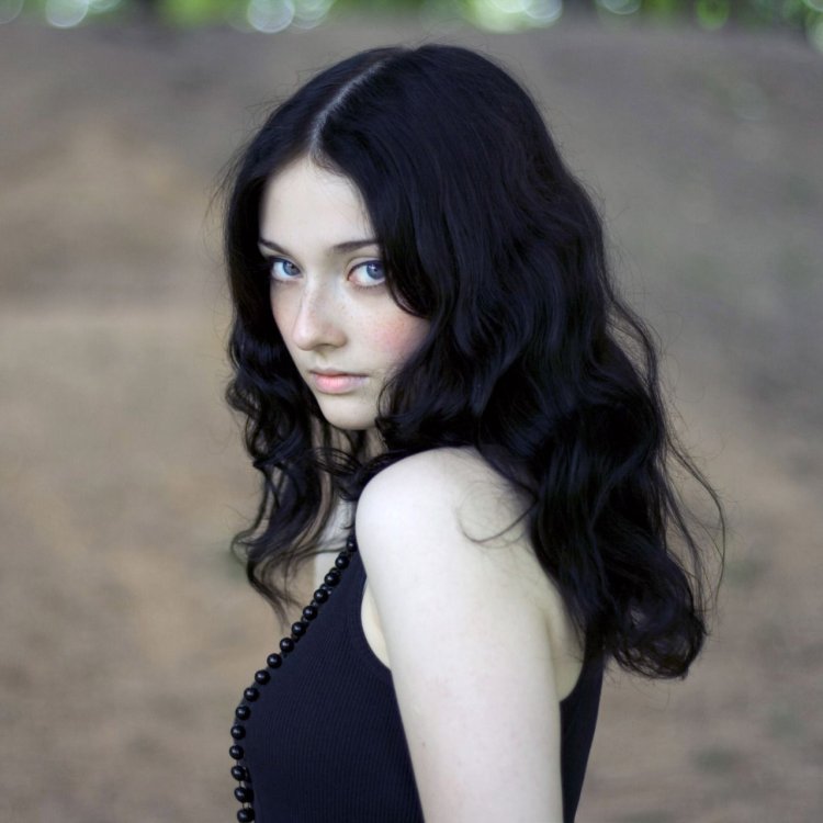 Бледная черноволосая девушка