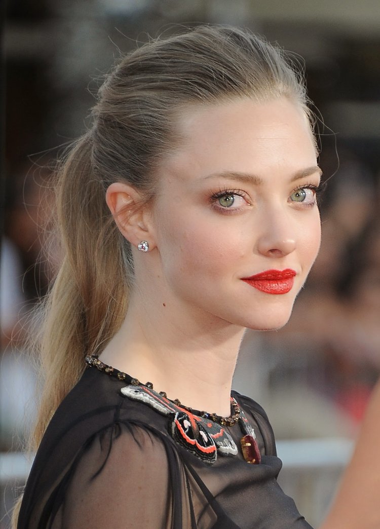 Аманда Сейфрид волосы пучок