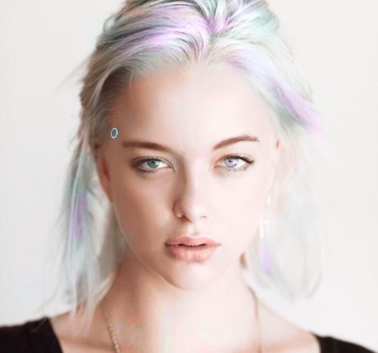 Девушка с белыми волосами