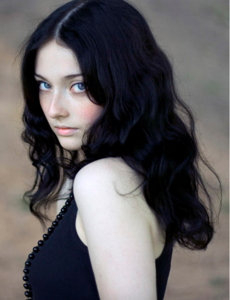 Брюнетка с бледной кожей