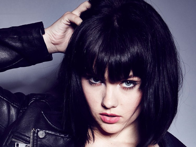 Брюнетки с челкой фото