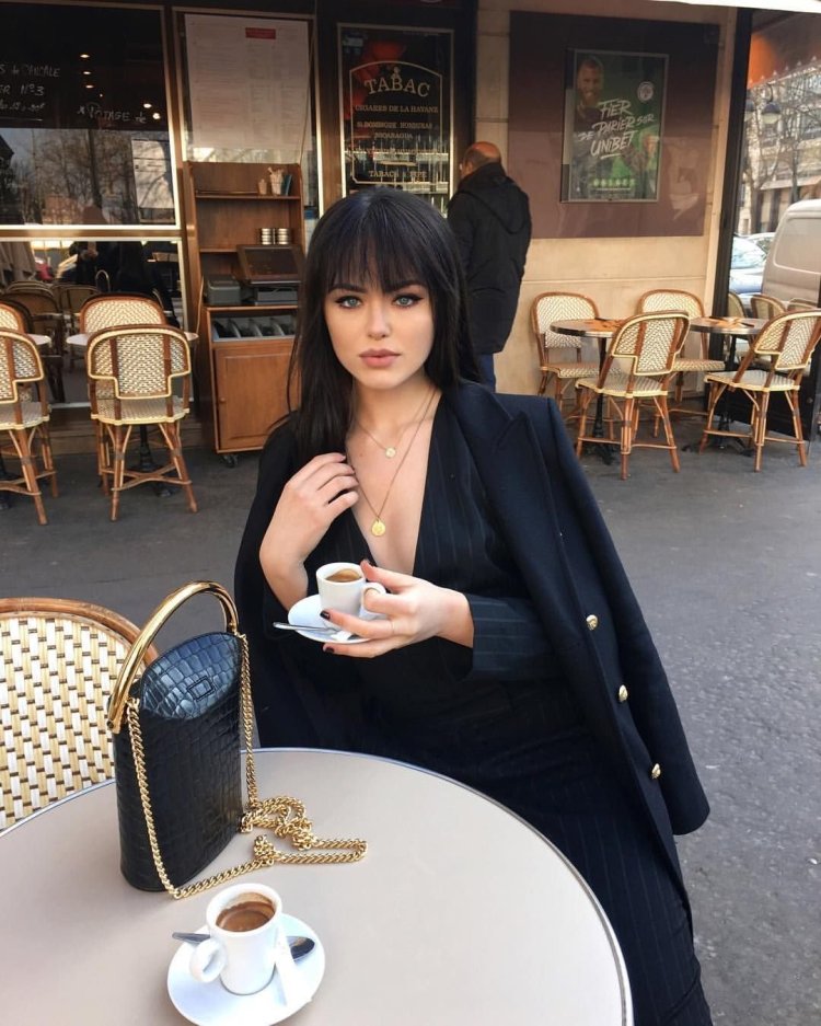 Кристина Базан с челкой