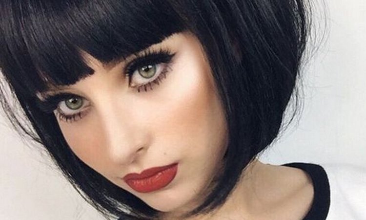 Черное каре с белой челкой