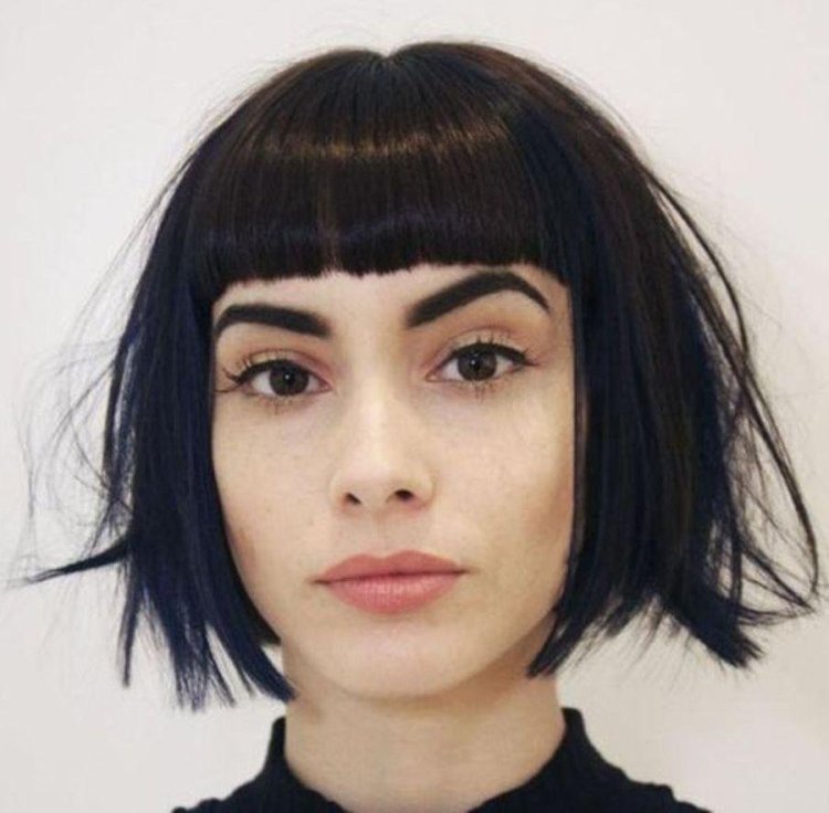 Челка выше бровей