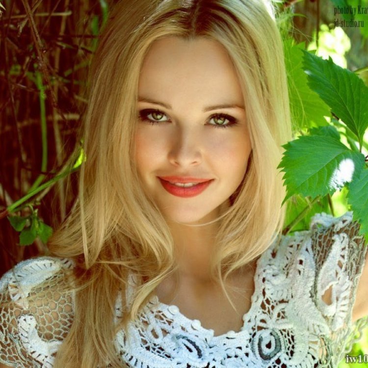 Красивая русская блондинка