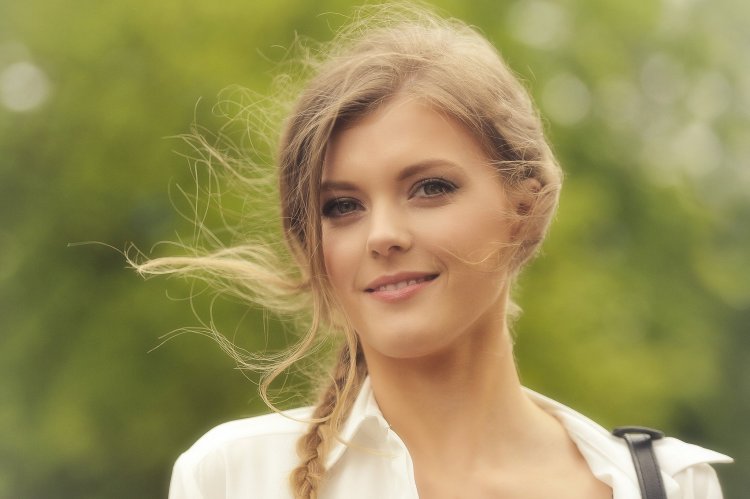 Красивая женщина с косой