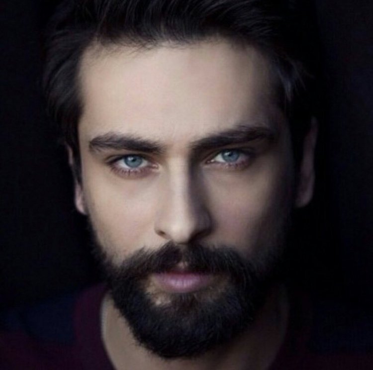 Турецкий актер Онур Туна