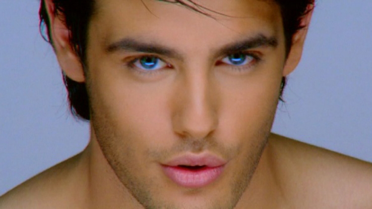 Костас Мартакис голубой