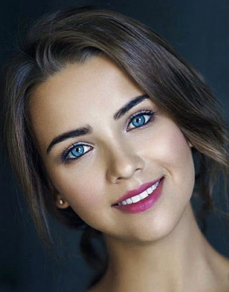 Красивая девушка с голубыми глазами