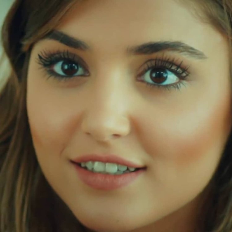 Ханде Эрчел с голубыми глазами