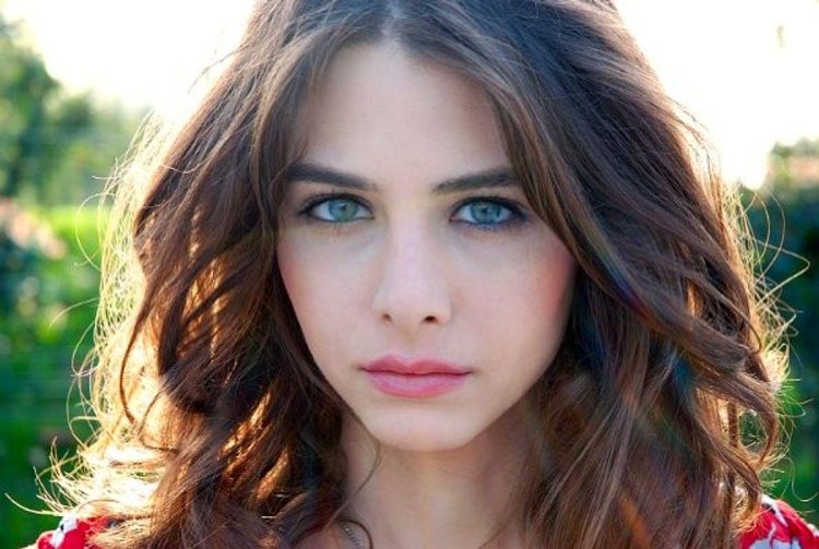 Турецкая актриса Эзги Асароглу