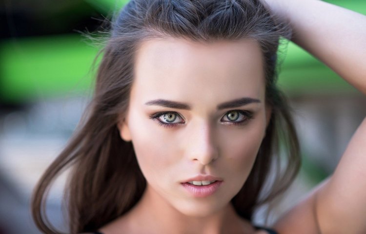 Зелёные глаза у девушек