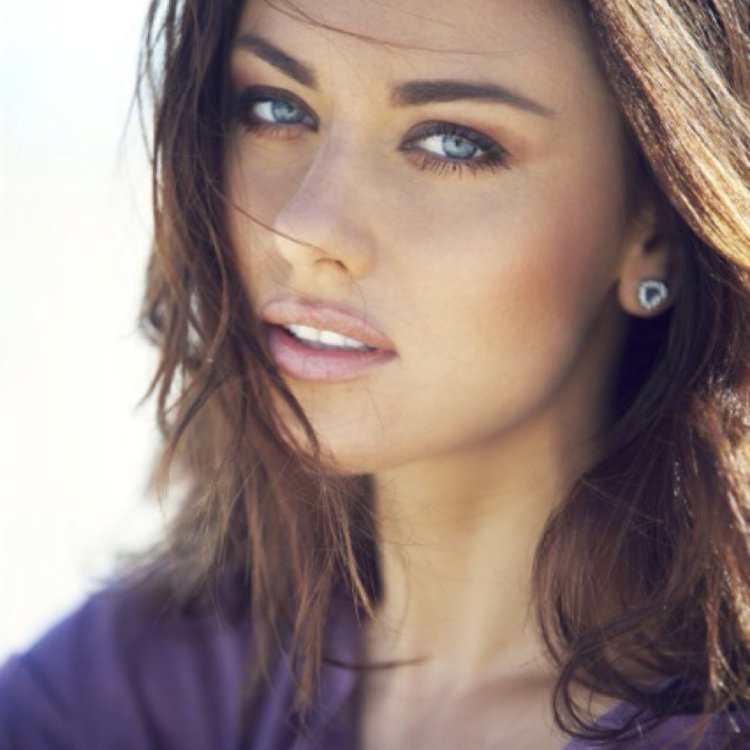 Брюнетка с голубыми глазами