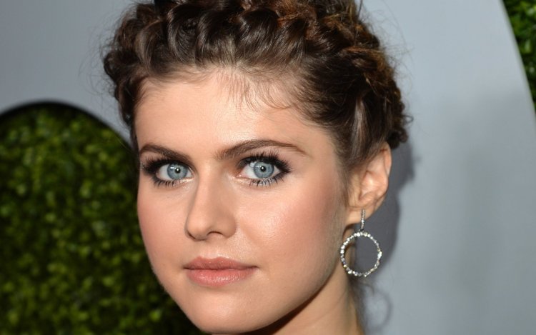 Оли́вия Уа́йлд волосы