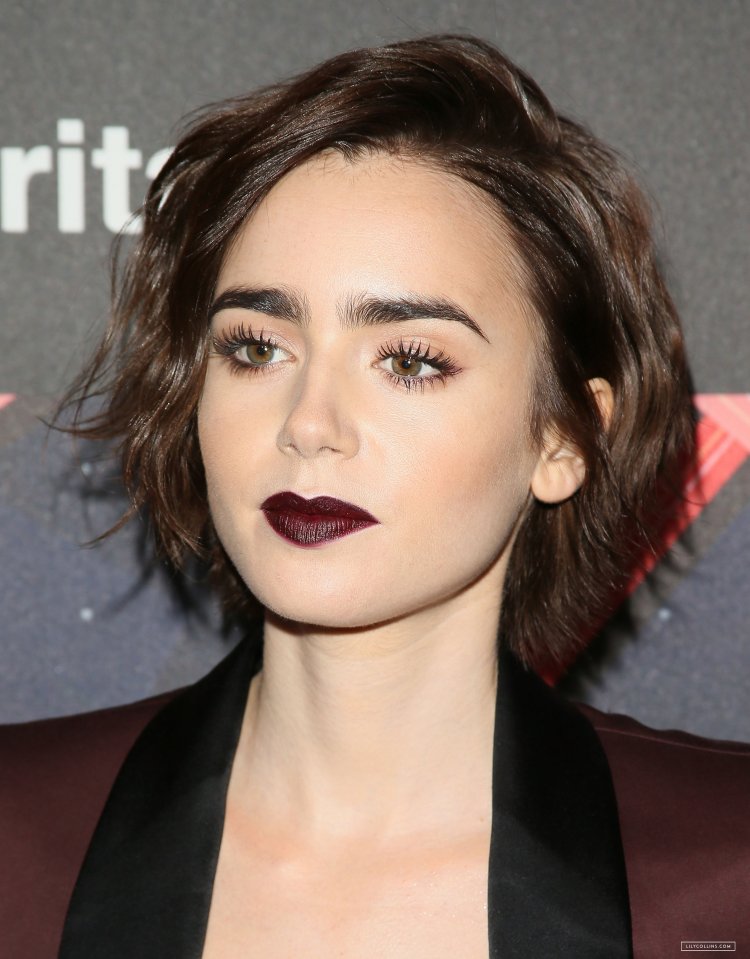 Лили Коллинз с челкой