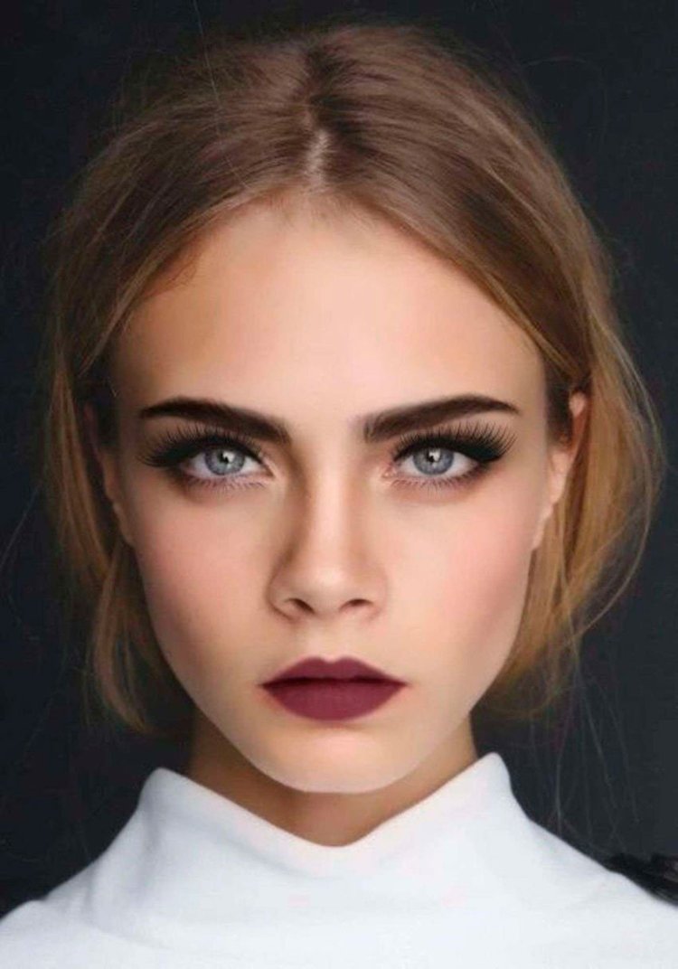 Лили Коллинз брови