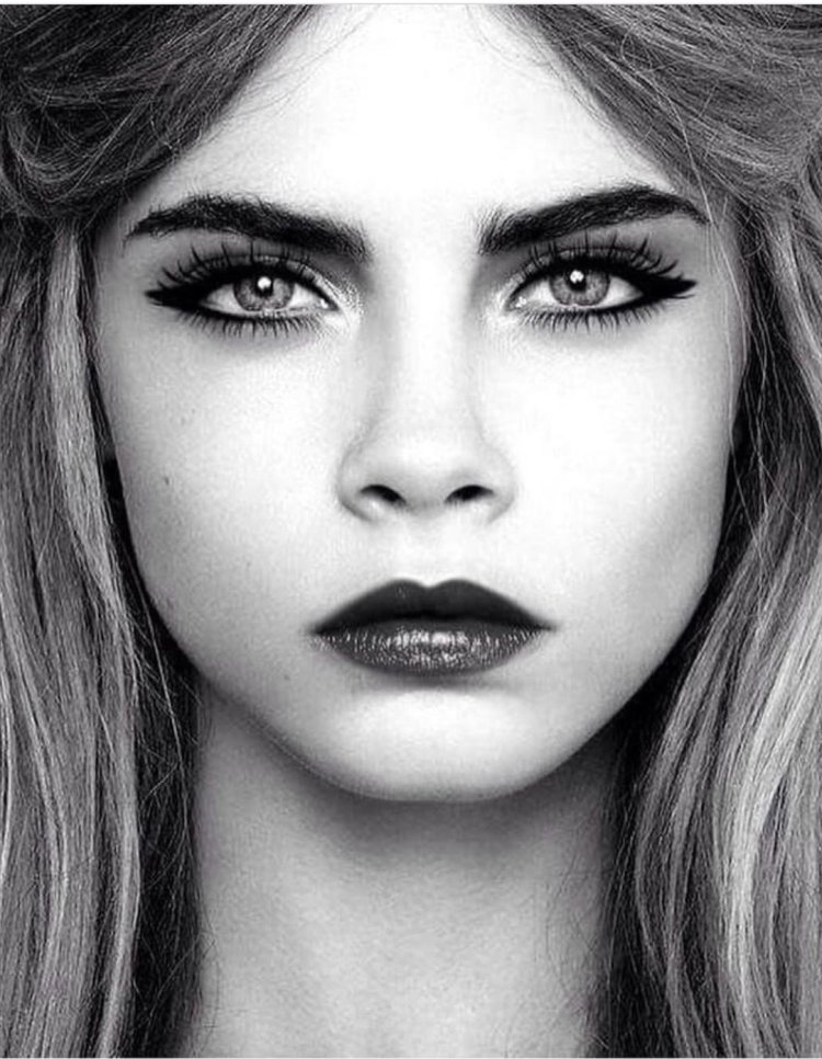 Лили Коллинз улыбается