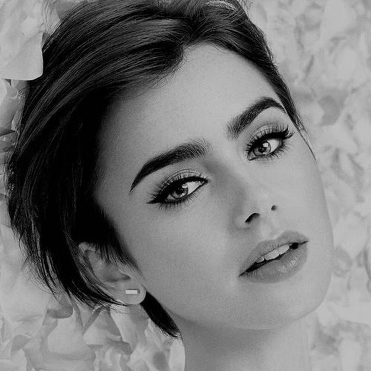 Кара Делевинь брови