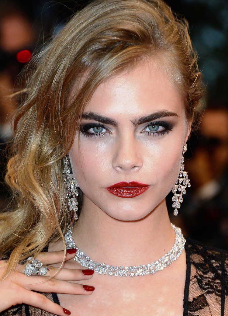 Кара Делевинь монобровь