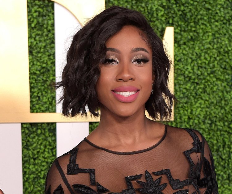 Женщина темнокожая полная с каре