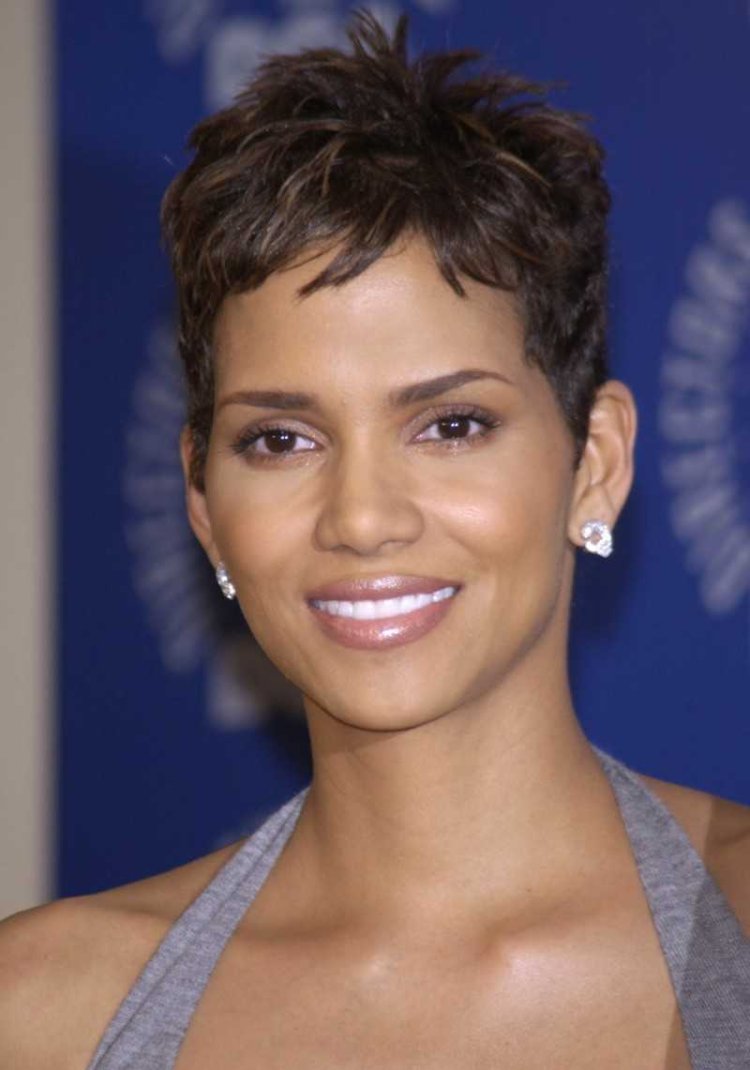 Певица Рианна с короткой стрижкой