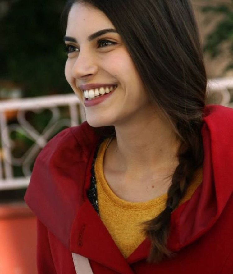 Турецкая актриса Дениз Байсал