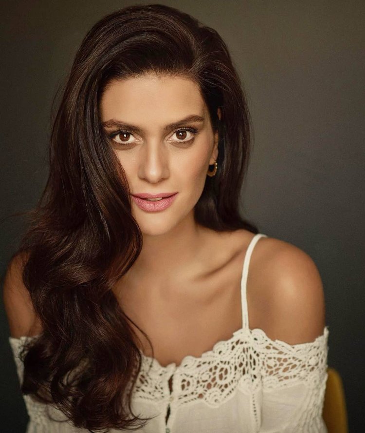 Актриса Бергюзар Корель